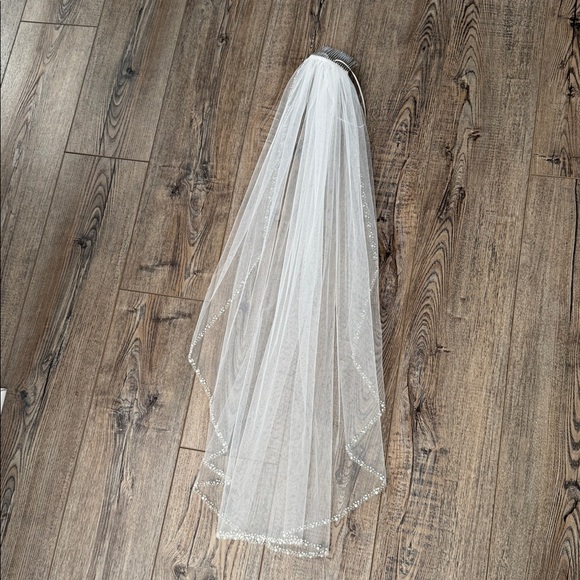 Elegant White Bridal Veil with Beaded Edge - Picture 8 of 8